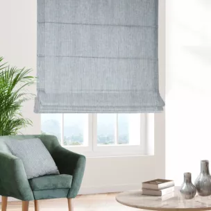 Roleta rzymska jasnopopielato turkusowa z matowej tkaniny o grubym splocie z efektem melanżu