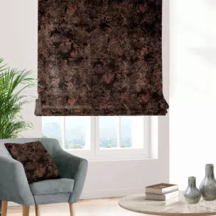 Roleta rzymska czarno miedziana z miękkiej, welwetowej tkaniny z nieregularnym nadrukiem Italissima Eva Minge