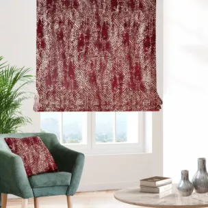 Roleta rzymska bordowo złocista z grubej, welwetowej tkaniny z geometrycznym wzorem, zdobiona delikatnie połyskującym nadrukiem