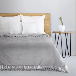 Koc flano 150x200 cm srebrny z wytłaczanym wzorem i dekoracyjnymi frędzlami EMMA