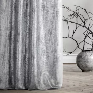 Zasłona szyta na taśmie 5 cm MATTEO srebrna z grubotkanej nowoczesnej tkaniny z błyszczącym nadrukiem