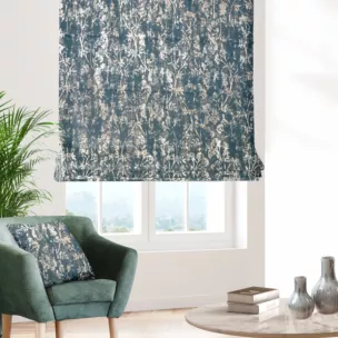 Roleta rzymska ciemnoturkusowo złocista z grubej, welwetowej tkaniny z roślinnym wzorem, zdobiona delikatnie połyskującym nadrukiem