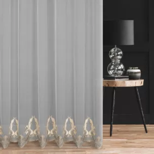 Firana szyta na przelotkach naturalno beżowa z tkaniny typu ADEN z delikatnym deszczykiem, zdobiona fantazyjnym haftem z dodatkiem welwetu Italissima Eva Minge