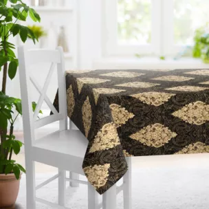 Obrus szyty czarno złoty z szenilowej tkaniny w drobny geometryczny wzór przetykany błyszczącą nicią