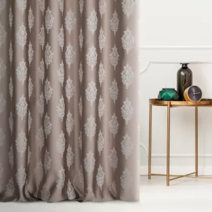 Zasłona szyta na taśmie 5 cm ciemnobeżowo srebrna z eleganckiej tkaniny w drobny ornamentowy wzór