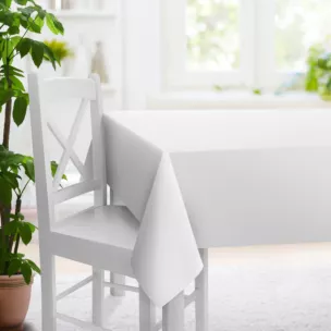 Obrus szyty biały z gładkiej tkaniny zaciemniającej typu dimout