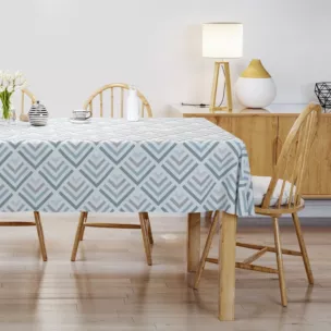 Obrus szyty jasnokremowo turkusowy z tkaniny o naturalnym splocie z nadrukowanym geometrycznym wzorem