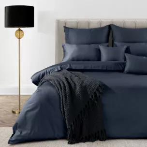 Pościel 220x200 cm z bawełny, makosatyny kolor ciemnogranatowy z ozdobną kantą i haftem kolekcja MINGE ELEGANTE