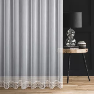 Firana szyta na taśmie 5 cm biała z delikatnej tkaniny typu aden zdobiona aplikacją