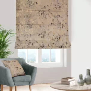 Roleta rzymska beżowo złocista z tkaniny welwetowej zdobionej połyskującym drukiem
