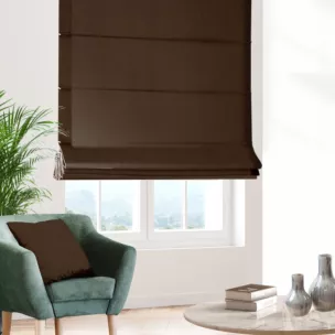 Roleta rzymska ciemnobrązowa z miękkiej, matowej tkaniny w drobny geometryczny wzór