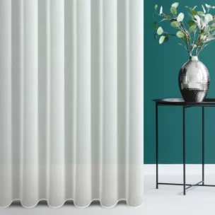 Firana szyta na taśmie 5 cm kremowa z delikatnej tkaniny z efektem deszczyku, wykończonej obciążnikiem