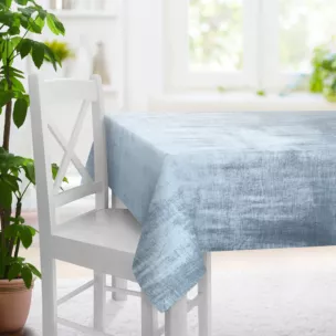 Obrus szyty SAFARI 1 niebieski z miękkiej welwetowej tkaniny z połyskiem i poziomym prążkiem