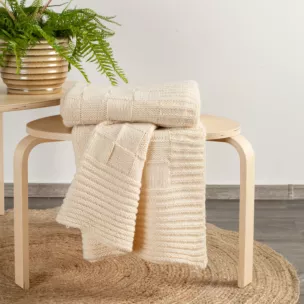 Koc 130x170 cm beżowy o widocznym splocie PLED