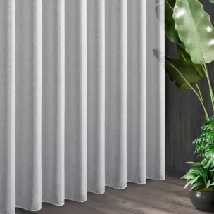 Tkanina firanowa z gładkiej matowej etaminy zakończona obciążnikiem