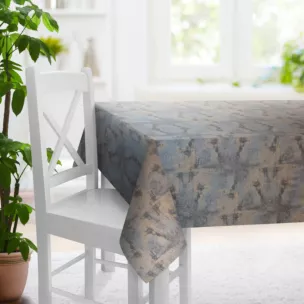 Obrus szyty popielato złocisty z miękkiej, welwetowej tkaniny z nieregularnym wzorem i błyszczącym nadrukiem