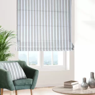 Roleta rzymska kremowo grafitowa z tkaniny o naturalnym splocie z nadrukowanym wzorem w pasy