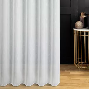 Firana szyta na taśmie 8 cm biało srebrzysta z tkaniny typu ADEN z efektem deszczyku w pionowe, delikatnie połyskujące prążki, wykończona obciążnikiem