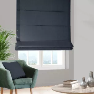 Roleta rzymska granatowa z tkaniny o naturalnym splocie w stylu eko