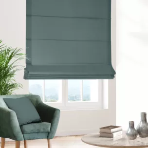 Roleta rzymska ciemnoniebieska z gładkiej tkaniny zaciemniającej typu dimout wykończona obciążnikiem