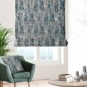 Roleta rzymska ciemnoturkusowo złocista z grubej, welwetowej tkaniny z geometrycznym wzorem, zdobiona delikatnie połyskującym nadrukiem