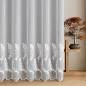 Firana szyta na taśmie 5 cm biała z delikatnej tkaniny typu aden zdobionej roslinnym haftem