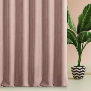 Zasłona szyta na przelotkach pudrowa z tkaniny o szenilowej strukturze