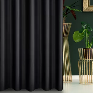 Zasłona szyta na taśmie 5 cm czarna z gładkiej tkaniny zaciemniającej typu dimout wykończona obciążnikiem