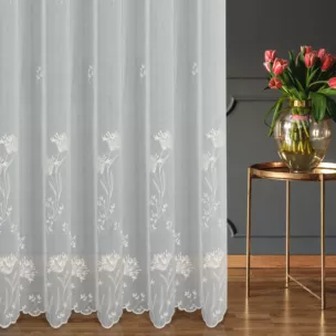 Firana szyta na taśmie 5 cm naturalna z matowej tkaniny haftowanej w roślinny wzór