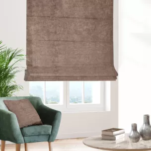 Roleta rzymska brązowa z miękkiej tkaniny szenilowej typu dimout o naturalnym splocie