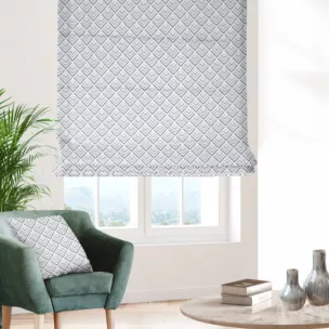 Roleta rzymska kremowo grafitowa z tkaniny o naturalnym splocie z nadrukowanym geometrycznym wzorem