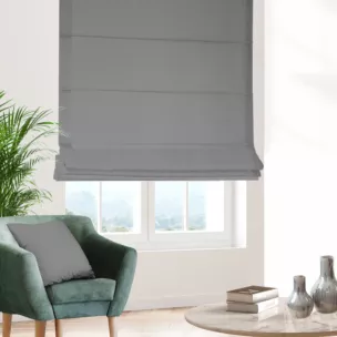 Roleta rzymska popielata z gładkiej tkaniny zaciemniającej typu dimout wykończona obciążnikiem