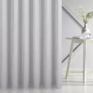 Firana szyta na taśmie 5 cm biało złota z półprzezroczystej matowej tkaniny w miękkie szerokie pasy przytykane błyszczącą nicią, wykończona obciążnikiem