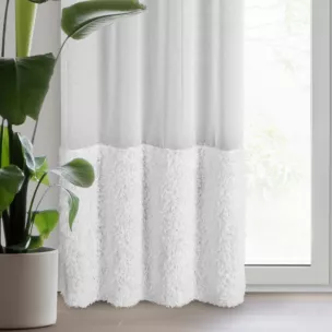 Firana biała z etaminy zdobiona w dolnej cześci firany puszystą futrzaną aplikacją 140x250 cm przelotka MARION