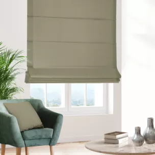 Roleta rzymska beżowa z gładkiej zaciemniającej tkaniny typu dimout