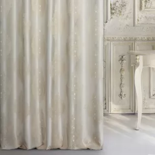 Zasłona szyta na taśmie 5 cm kremowa z tkaniny w klasyczny wzór ornamentowy z drobnym błyszczącym akcentem