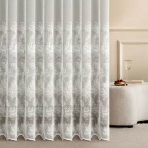 Firana szyta na taśmie 5 cm naturalna z tkaniny z efektem deszczyku zdobionej fantazyjnym haftem