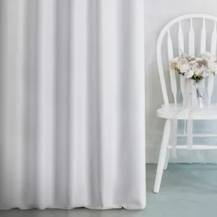 Zasłona szyta na taśmie 5 cm biała z tkaniny o grubym splocie przetykanej błyszczącą nicią