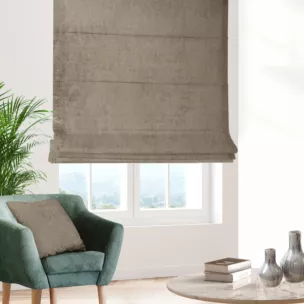Roleta rzymska beżowa z miękkiej półmatowej tkaniny welwetowej