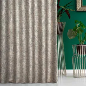 Zasłona szyta na taśmie 5 cm popielato srebrzysta z tkaninay o grubym, naturalnym splocie z delikatnym połyskiem