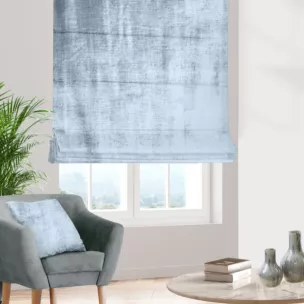 Roleta rzymska SAFARI 1 niebieska z miękkiej welwetowej tkaniny z połyskiem i poziomym prążkiem