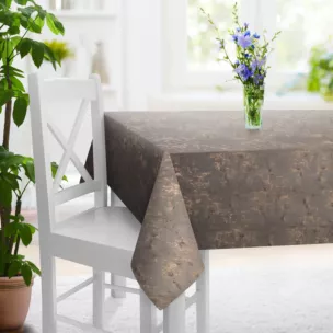 Obrus szyty ciemnobeżowo złoty z grubej, matowej tkaniny welwetowej z połyskliwym nadrukiem Italissima Eva Minge