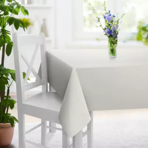 Obrus szyty jasnopopielaty z miękkiej tkaniny o welurowej strukturze i wyraźnym splocie