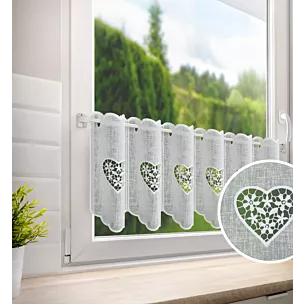 Tkanina firanowa zazdrostka z etaminy zdobiona haftowanymi ażurowymi sercami