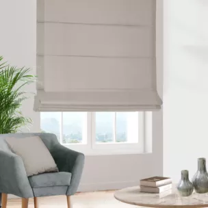 Roleta rzymska beżowa z miękkiej tkaniny w drobny wzór jodełkowy