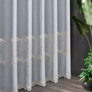 Tkanina firanowa miękka, półprzezroczysta etamina, zdobiona fantazyjnym haftem