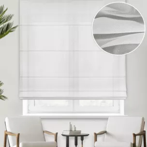 Roleta rzymska kremowa z półprzeźroczystej tkaniny w drobną krateczkę, wykończonej obciążnikiem