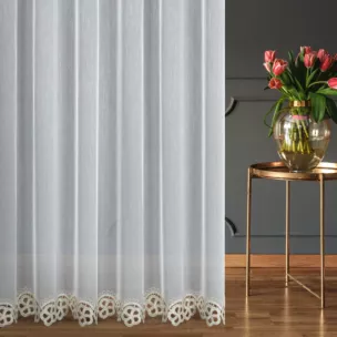 Firana szyta na fleksach biało beżowa z delikatnej tkaniny z efektem deszczyku zdobionej kordonkową aplikacją