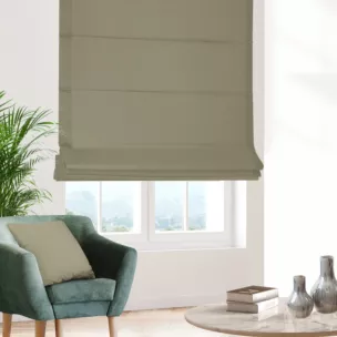 Roleta rzymska jasnobeżowa z gładkiej zaciemniającej tkaniny typu dimout