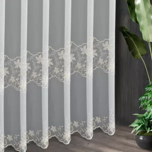 Tkanina firanowa, matowa, lekka, zdobiona haftem z cekinami